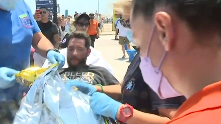 Στην Χαλκιδική οι γονείς του τρίτου αγνοούμενου - &quot;Οι διασώστες με έσωσαν, όχι η μισοφουσκωμένη μπάλα&quot; λέει ο 30χρονος