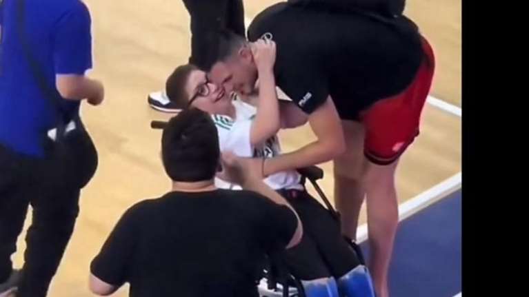 Κώστας Παπανικολάου: Η ζεστή αγκαλιά του αρχηγού του Ολυμπιακού σε μικρό φίλο του Παναθηναϊκού