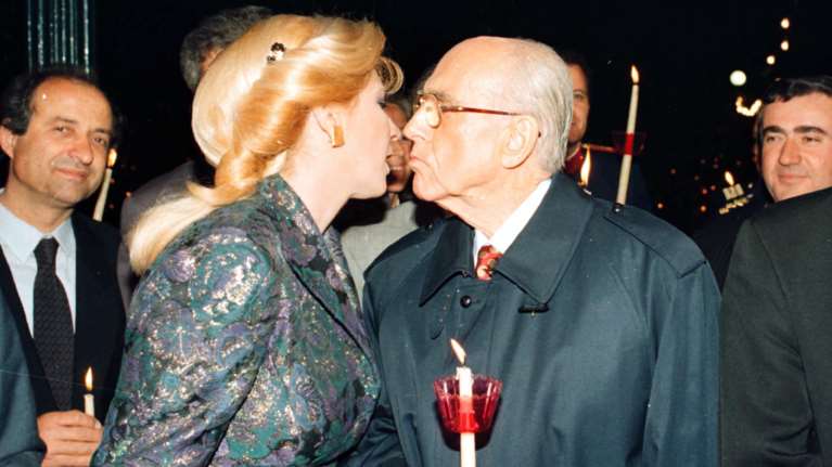 Στο σφυρί για 10.000 ευρώ ασημένια μπομπονιέρα από τον γάμο του Ανδρέα Παπανδρέου με τη Δήμητρα Λιάνη [εικόνες]