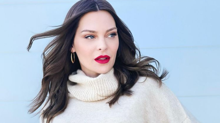 Υβόννη Μπόσνιακ: Με άψογο στιλ στον Παρνασσό με την κόρη της - Ξεκίνησε μαθήματα σκι [Εικόνες]