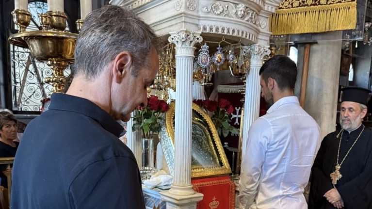 Πριν την selfie, o Κυριάκος Μητσοτάκης και ο Νόβακ Τζόκοβιτς προσκύνησαν μαζί την Παναγιά της Τήνου