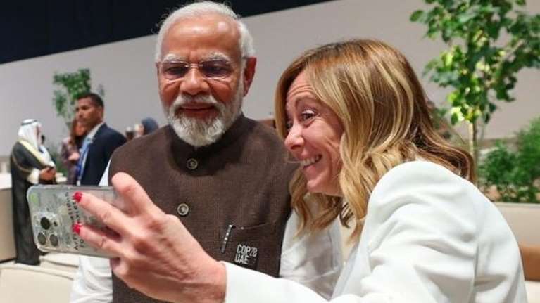 Έχει άγχος η Μελόνι; Μια σέλφι με τον πρωθυπουργό της Ινδίας αποκαλύπτει τη θήκη στο κινητό της και προκαλεί σχόλια
