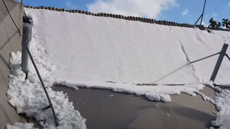 Απίστευτο: Κατέρρευσε βενζινάδικο από το χιόνι στο Χαϊδάρι [βίντεο]