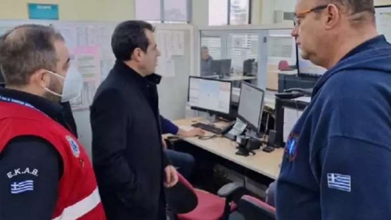 Θάνος Πλεύρης: Στο Κέντρο Επιχειρήσεων του ΕΚΑΒ για την κακοκαιρία ''Barbara''