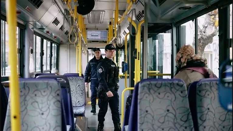 Έπιασαν δουλειά οι αστυνομικοί στα ΜΜΜ Αττικής: Περιπολίες σε λεωφορεία, ΗΣΑΠ, Προαστιακό, σταθμούς [εικόνες]