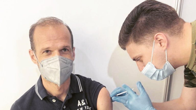 Άγγελος Μπασινάς: Άλλαξε το ραντεβού εμβολιασμού για να κάνει γρηγορότερα το εμβόλιο της AstraZeneca