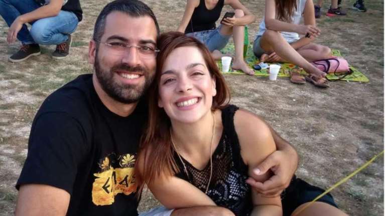 Βαρύ πένθος στην κηδεία του ζευγαριού που σκοτώθηκε στο Αλιβέρι: &quot;Δύο άγγελοι που αποφάσισαν να μη χωρίσουν ούτε στη ζωή ούτε στον θάνατο&quot;