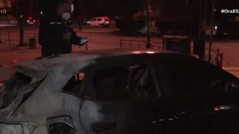 Στόχος εμπρηστών 4 σταθμευμένα ΙΧ στο Κολωνάκι - Καταστράφηκαν ολοσχερώς [βίντεο]