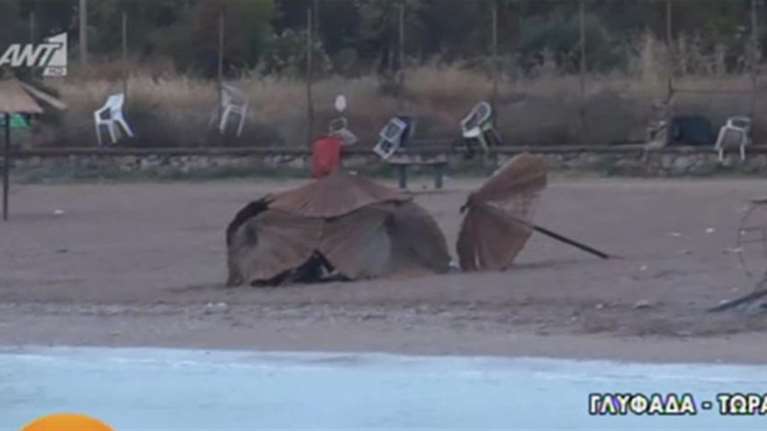 Επεισοδιακό κορονο-beach πάρτι στη Γλυφάδα: Εβαλαν φωτιά σε ομπρέλες και πέταξαν πέτρες σε πυροσβέστες