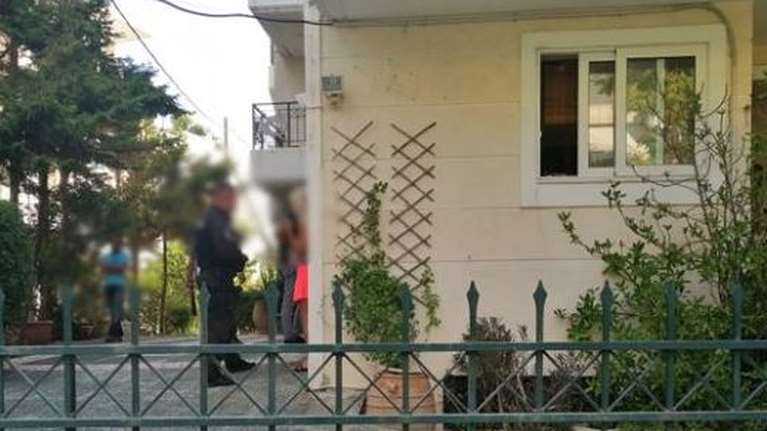 Σοκ στη Ραφήνα: Ανδρας βρέθηκε κρεμασμένος και φιμωμένος σε μπαλκόνι [εικόνες - βίντεο]