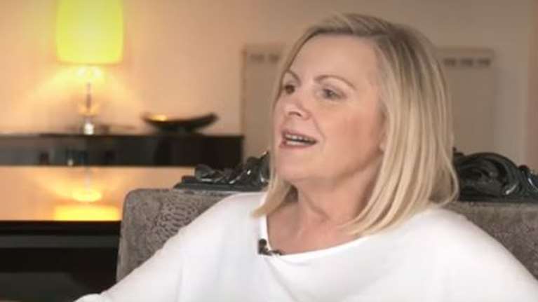 Άννα Χατζησοφιά: &quot;Ήμουν 12 ετών όταν έμαθα ότι οι θείοι μου είναι οι βιολογικοί μου γονείς, ήταν δύσκολο&quot; [βίντεο]