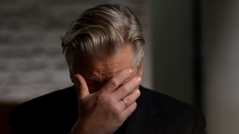 Κατέρρευσε ο Άλεκ Μπάλντουιν: &quot;Δεν τράβηξα τη σκανδάλη&quot; - Τα δάκρυα του ηθοποιού για τον θάνατο της Χάτσινς [βίντεο]