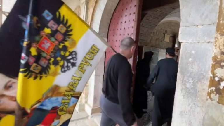 Άγιο Όρος - Μονή Εσφιγμένου: &quot;Επέλαση&quot; Ρώσων υπερεθνικιστών στο υπό κατάληψη κτίριο καταγγέλλει ο ηγούμενος