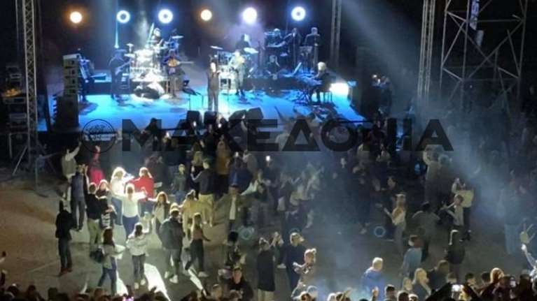 Κορονοπάρτι με χορούς σε συναυλία του Πάριου στη Θεσσαλονίκη - Μάταιες εκκλήσεις του τραγουδιστή στο κοινό [βίντεο]