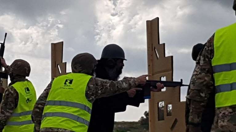 Απίστευτες εικόνες στην Κύπρο: Ενοπλοι ιερείς έκαναν βολές με στρατιωτικά όπλα [εικόνες]