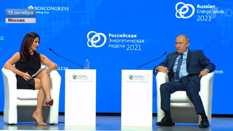 Σάλος στη Ρωσία με διάσημη Αμερικανίδα δημοσιογράφο: Την κατηγορούν ότι φλέρταρε με τον Πούτιν σε συνέντευξη [Βίντεο]