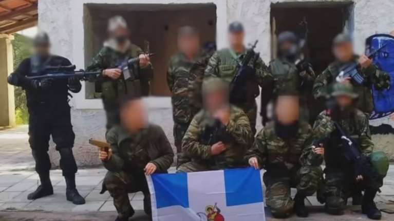 Απίστευτο: Αρνητές του εμβολίου καλούν σε ένοπλο αγώνα και απειλούν εισαγγελείς με εκτελέσεις [Βίντεο]