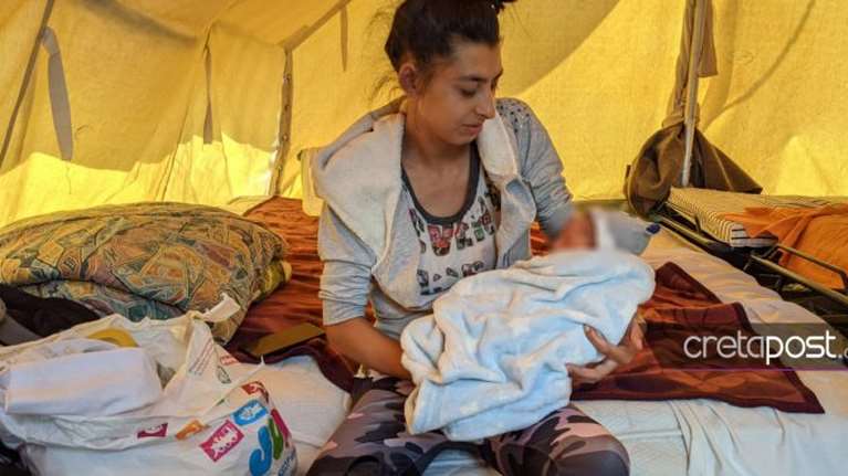 Σεισμός στην Κρήτη: Συγκίνηση για το δέκα ημερών βρέφος που μένει μέσα σε σκηνή στο Αρκαλοχώρι