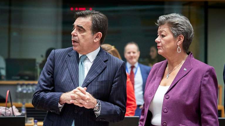 Κομισιόν: Η &quot;προστασία των συνόρων&quot; της ΕΕ πρέπει να γίνεται &quot;με πλήρη σεβασμό των θεμελιωδών δικαιωμάτων&quot;