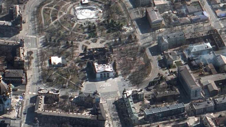 Πόλεμος στην Ουκρανία: Σοκαριστικές εικόνες από το βομβαρδισμένο θέατρο της Μαριούπολης - Τουλάχιστον 300 νεκροί