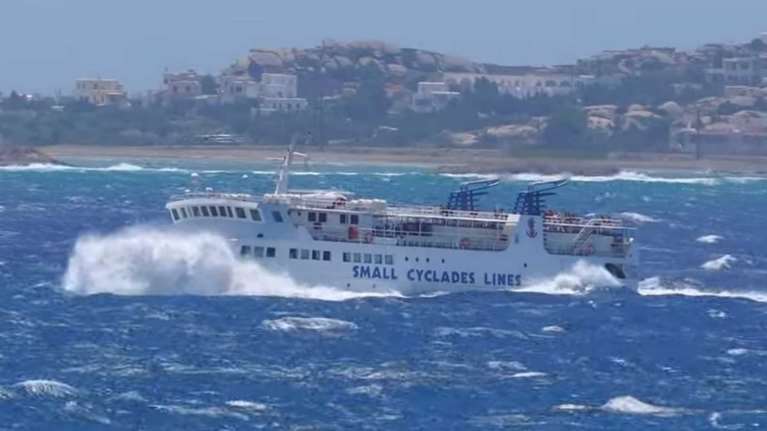 Εξπρές Σκοπελίτης: Το θρυλικό πλοίο δίνει μάχη με τα φουρτουνιασμένα κύματα στη Νάξο [βίντεο]
