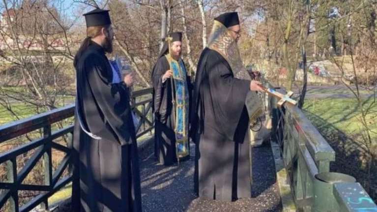 Θεοφάνεια: Ο Μητροπολίτης Λάρισας τέλεσε κανονικά τον αγιασμό των υδάτων, αλλά... την παραμονή [εικόνες]
