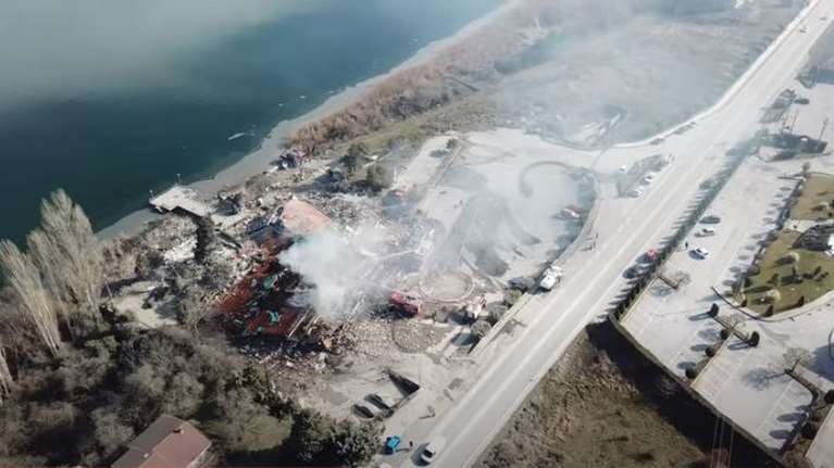 Καστοριά: Εντυπωσιακό βίντεο από drone με το εμβληματικό ξενοδοχείο που ισοπεδώθηκε από την έκρηξη