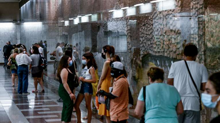 Σαρώνει τη χώρα η μετάλλαξη Δέλτα: &quot;Επεσε&quot; η Κρήτη  - Πλήρως εμβολιασμένο μόνο το 44% του πληθυσμού