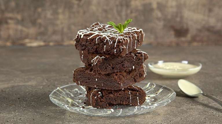Ακης Πετρετζίκης: Συνταγή για brownies με 3 υλικά