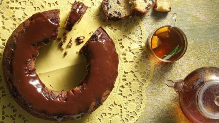 Ακης Πετρετζίκης: Εύκολο κέικ με σοκολάτα και πορτοκάλι