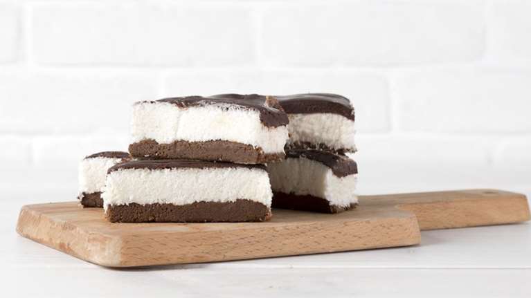 Ακης Πετρετζίκης: Εύκολα σοκολατοκαρυδένια κεράσματα χωρίς μίξερ