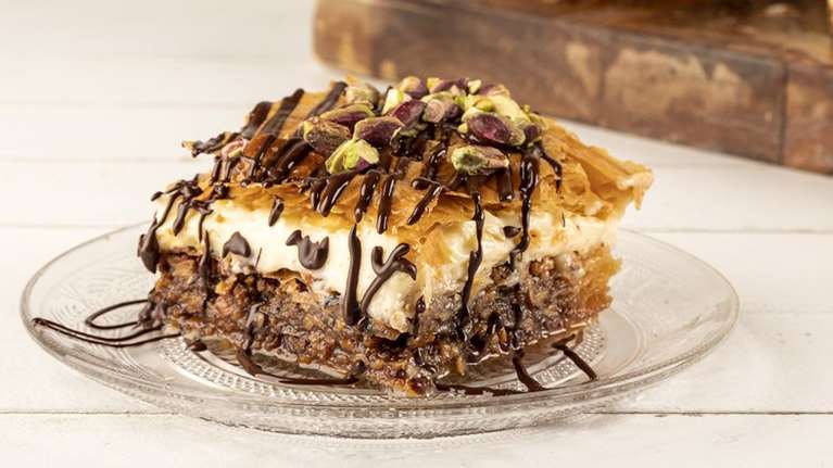 Ακης Πετρετζίκης: Συνταγή για... αλλιώτικο μπακλαβά με κρέμα πατισερί- Εύκολος, με απίθανη γεύση