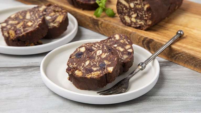 Ακης Πετρετζίκης: Μωσαϊκό με ταχίνι και αμύγδαλα - Ετοιμο σε 20 λεπτά