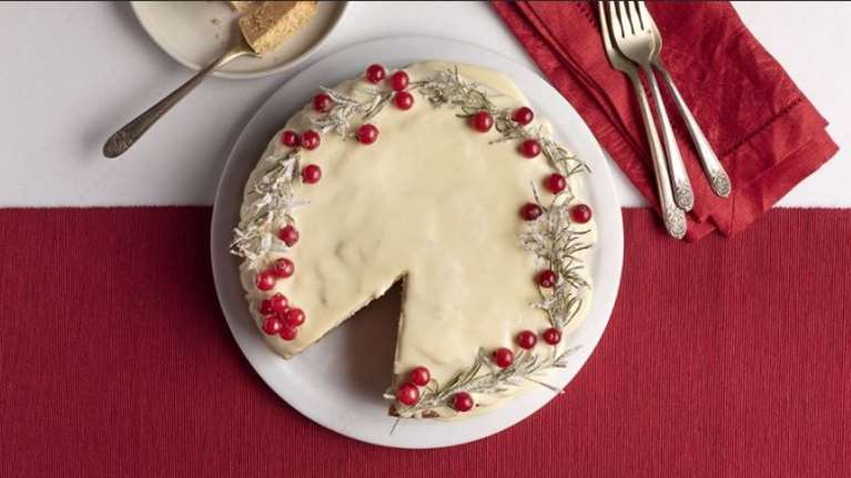 Ακης Πετρετζίκης: Αυτή η θεϊκή συνταγή για βασιλόπιτα με σαμπάνια είναι το must του φετινού ρεβεγιόν