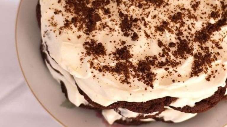 Συνταγή Ακη Πετρετζίκη: Πανεύκολο γλυκό ψυγείου με cookies