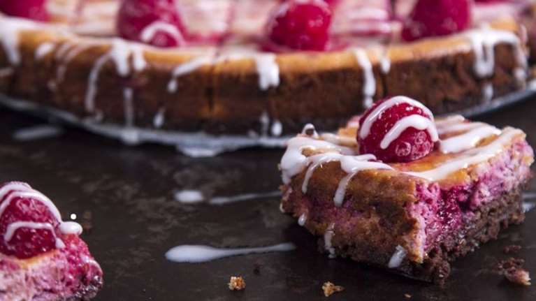 Συνταγή για τέλειο Cheesecake με βατόμουρα - Ελαφρύ, ιδανικό για το γιορτινό τραπέζι