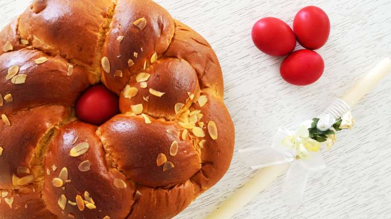 Μυρωδάτο και αφράτο πολίτικο τσουρέκι από τον Στέλιο Παρλιάρο - Ολη η συνταγή