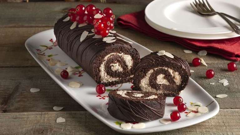 Συνταγή: Απίθανος χριστουγεννιάτικος κορμός με σαντιγί καρύδας από τον Ακη Πετρετζίκη