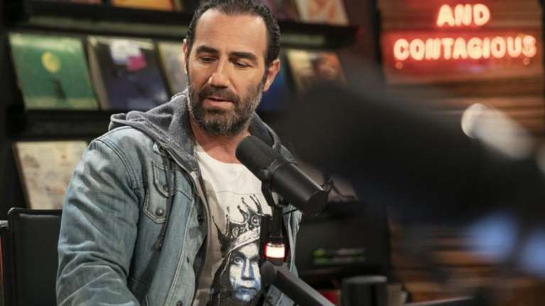 Ο Αντώνης Κανάκης με το Βινύλιο στην ΕΡΤ: Τι είναι υποχρεωμένος να θυσιάσει ο παρουσιαστής αν δεχτεί την πρόταση