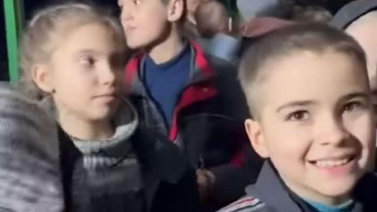 Μαριούπολη: Συγκλονίζουν τα εγκλωβισμένα παιδιά στις σήραγγες του Azovstal - &quot;Θέλουμε να δούμε ξανά το φως του ήλιου&quot; [Βίντεο]