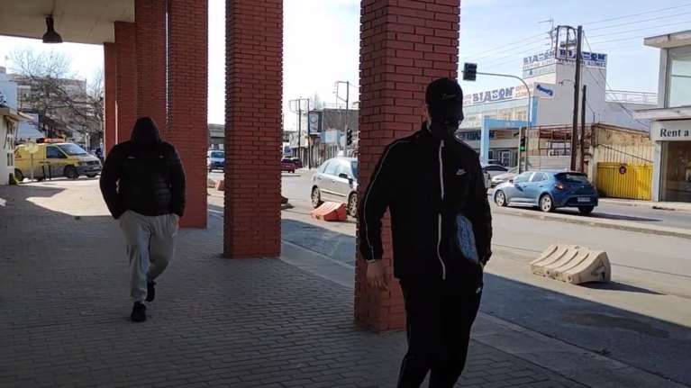 Δολοφονία Άλκη: Στην αστυνομία οι 4 φίλοι του για να αναγνωρίσουν τους 12 κατηγορουμένους πίσω από τζάμι [βίντεο]