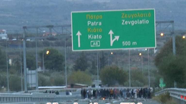 Επεισόδια στο Ζευγολατιό με Ρομά: Κλειστή η Εθνική Κορίνθου-Πατρών - Πετροπόλεμος και εγκλωβισμένοι οδηγοί