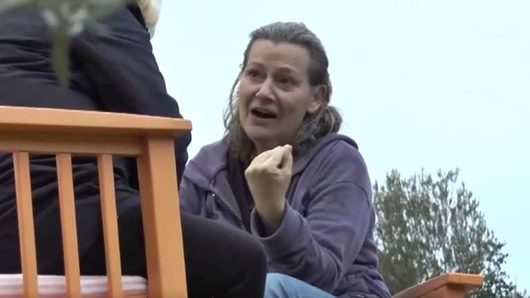 Δήμητρα Σωτηριάδου: Η δημοσιογράφος του Mega που άφησε την τηλεόραση και ζει σε ένα κοντέινερ χωρίς ρεύμα στο βουνό [βίντεο]