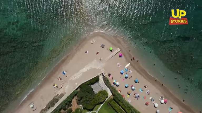 Μαγεία: Το νησάκι της Αττικής με τις αλλεπάλληλες δαντελένιες ακρογιαλιές - Πας με τα πόδια [βίντεο]