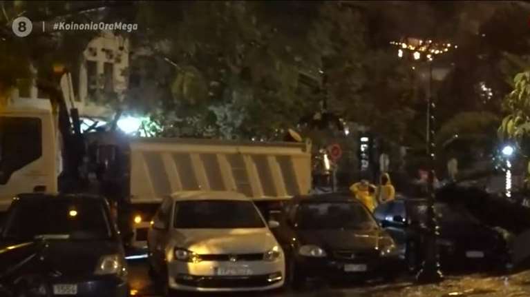 Πτώσεις δέντρων από τους ισχυρούς ανέμους στη Νέα Σμύρνη  - Καταπλακώθηκε αυτοκίνητο [βίντεο]