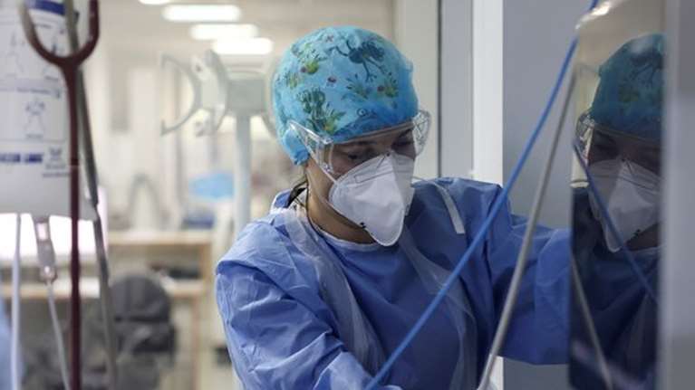 Κορονοϊός: Ψυχρολουσία με 91 νεκρούς και 575 διασωληνωμένους -  7.805 νέα κρούσματα