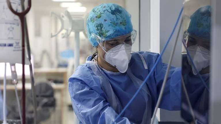 Κορονοϊός: Διπλασιάστηκαν οι νεκροί σε μια ημέρα - 44 θάνατοι, 2.187 νέα κρούσματα και 323 διασωληνωμένοι