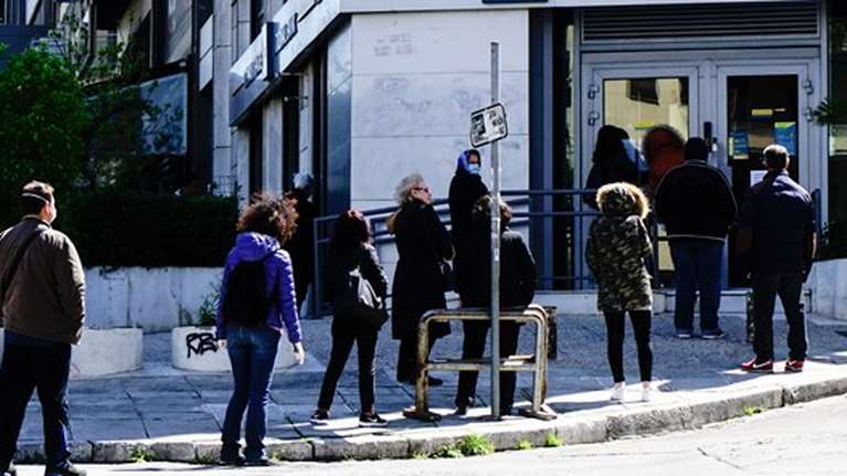 Τράπεζες: Πώς θα γίνεται η είσοδος στα καταστήματα από την Δευτέρα