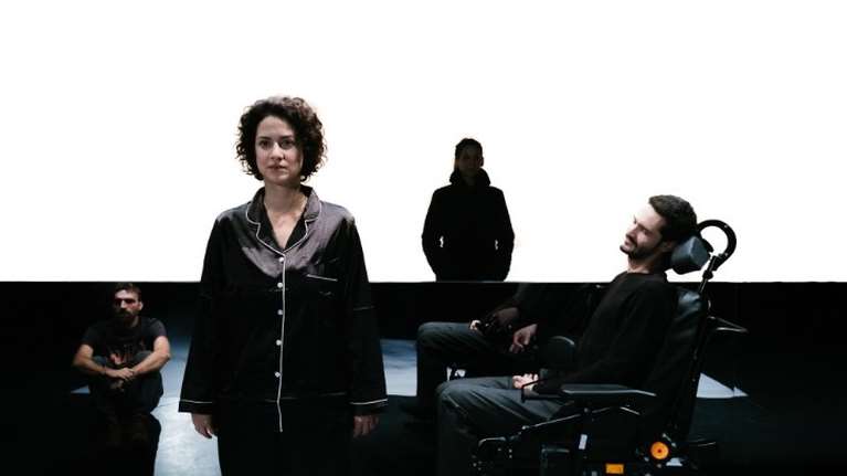 &quot;Πόσο κοστίζει να ζεις;&quot; σε σκηνοθεσία Θωμά Μοσχόπουλου στο θέατρο ΠΟΡΤΑ