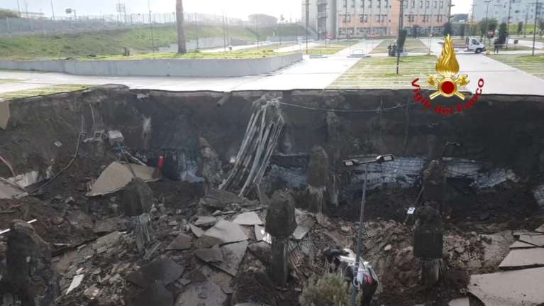 Ιταλία: Υποχώρησε το έδαφος σε πάρκινγκ νοσοκομείου - Ανοιξε... χαράδρα, έπεσαν ΙΧ [εικόνες]